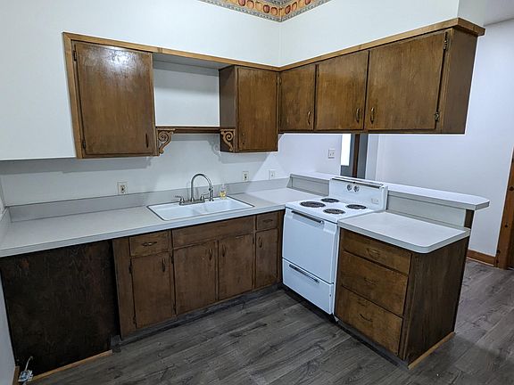 3rd image of 150 Pine St
