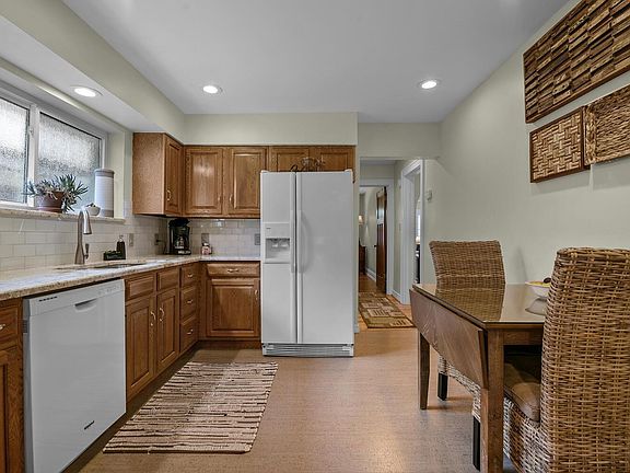 5th image of 3845 Burgen Ave