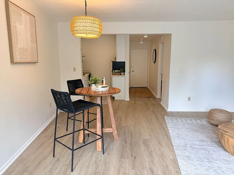 Crescent Apartments — Photo 24