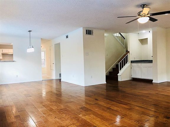 3rd image of 2339 Norwich Ln