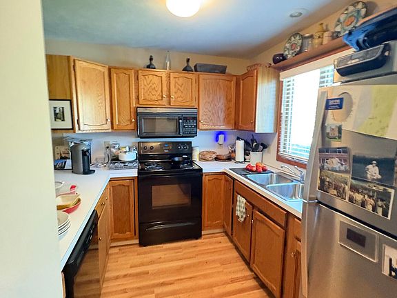 3rd image of 926 Village Ct