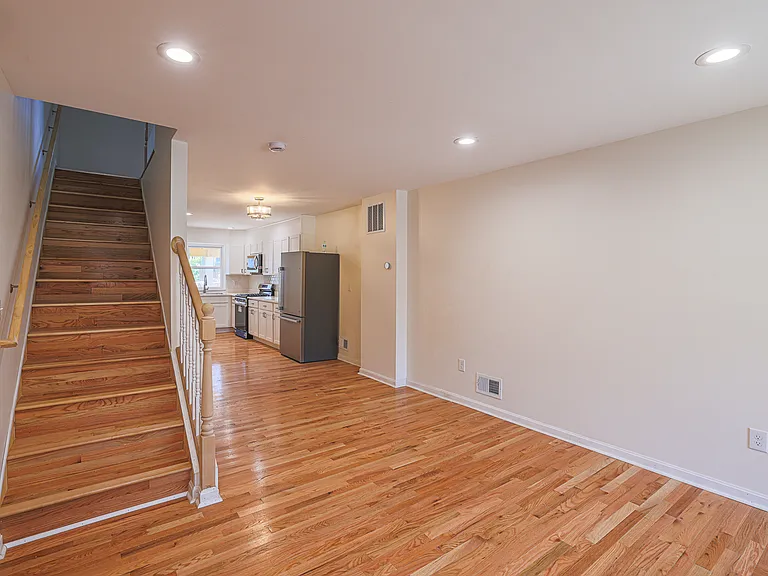 2729 E Monument St — Photo 16