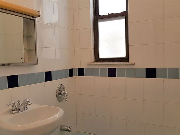 5th image of 2421 41st St APT 1R