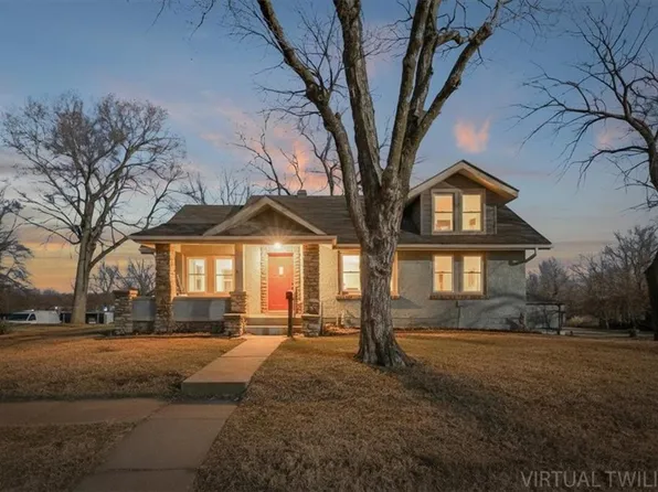 904 E Kaskaskia St, Paola, KS 66071