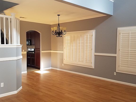 Entrance-Lv Room/Dining R