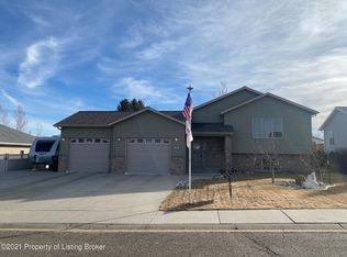 950 19th St E, Dickinson, ND 58601