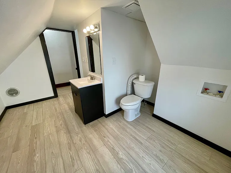512 2nd St #2 — Photo 9
