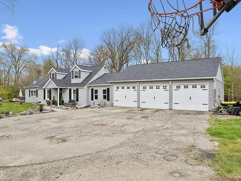 670 Davis Ln — Photo 2