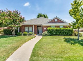 300 Angela Dr, Burleson, TX 76028