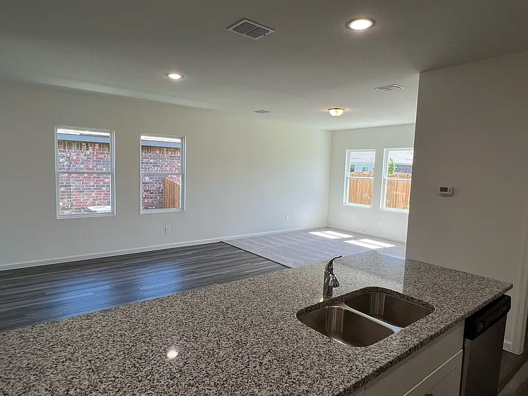 752 Richmond Dr — Photo 13