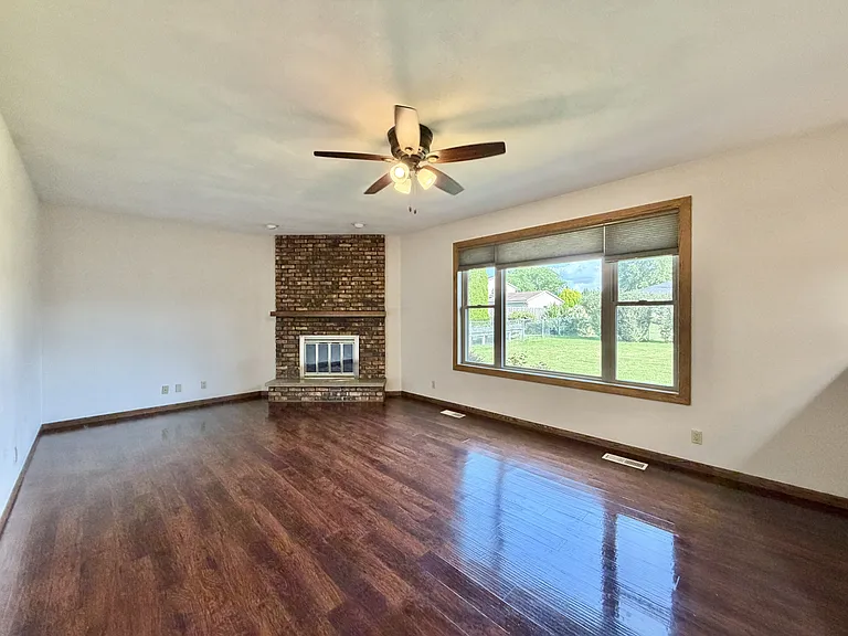 4012 Oldwyck Dr — Photo 2