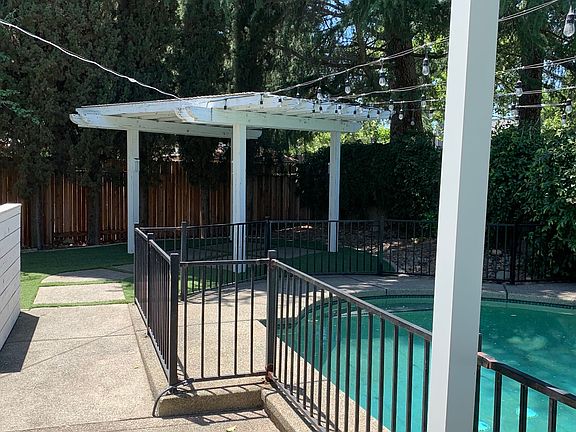 5th image of 2270 Railway Cir