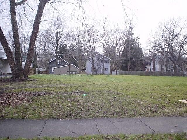 2nd image of 2555 Mount Vernon Ave