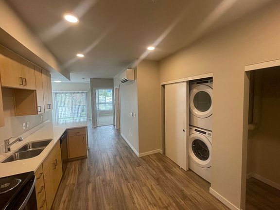 5th image of 2960 Willamette St #307
