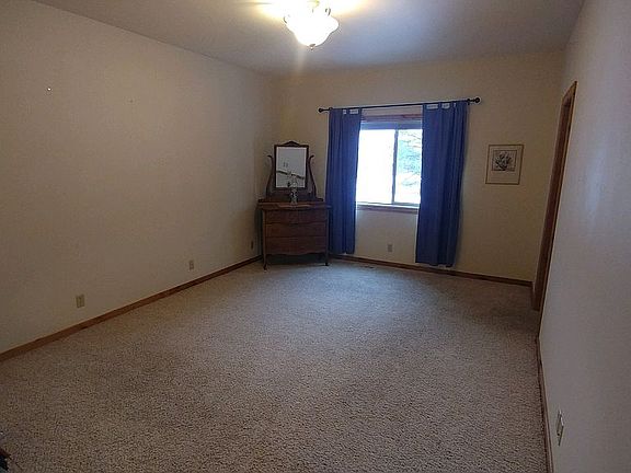 Master Bedroom (~198 sq ft)
