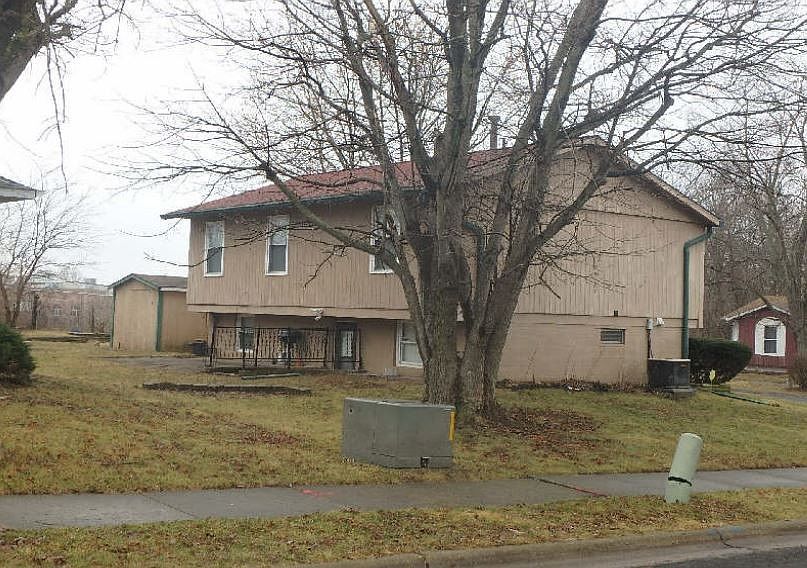 2nd image of 5728 N Wacker Dr