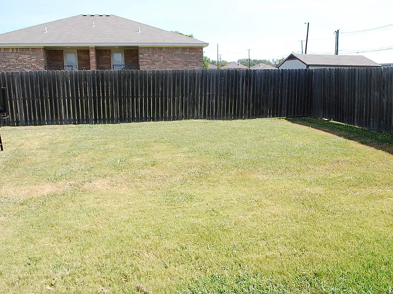 939 Maplewood St — Photo 14