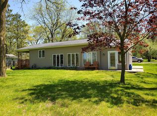 8369 E Point Dr, Lyons, MI 48851