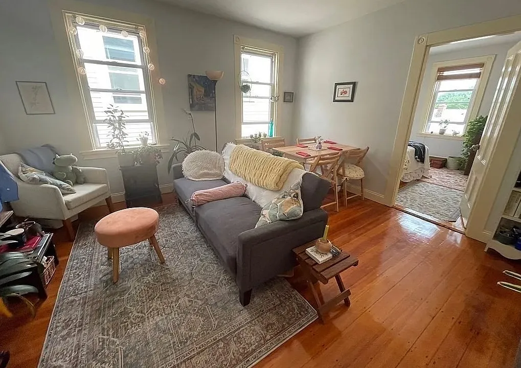 3 bed, 1.0 bath, 1400 sqft, $2,950 — Photo 2