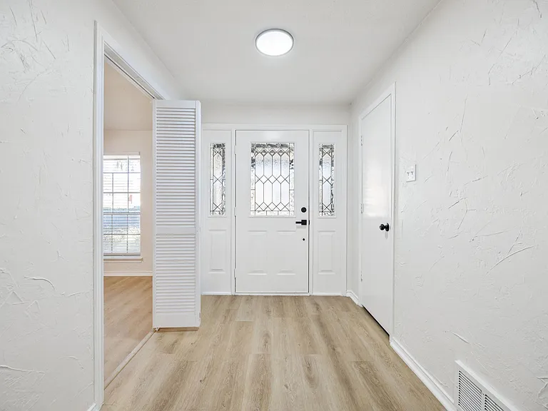 5909 Mark Ln — Photo 10