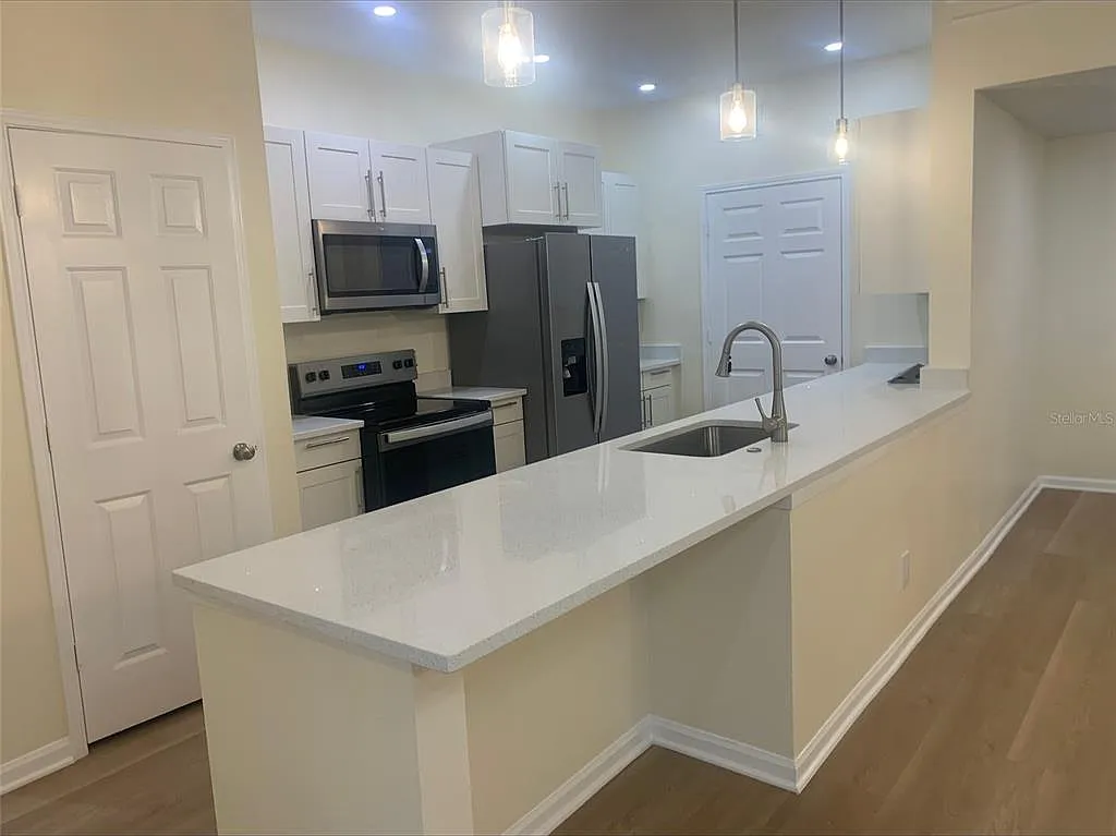 3 bed, 2.0 bath, 1594 sqft, $3,000 — Photo 4