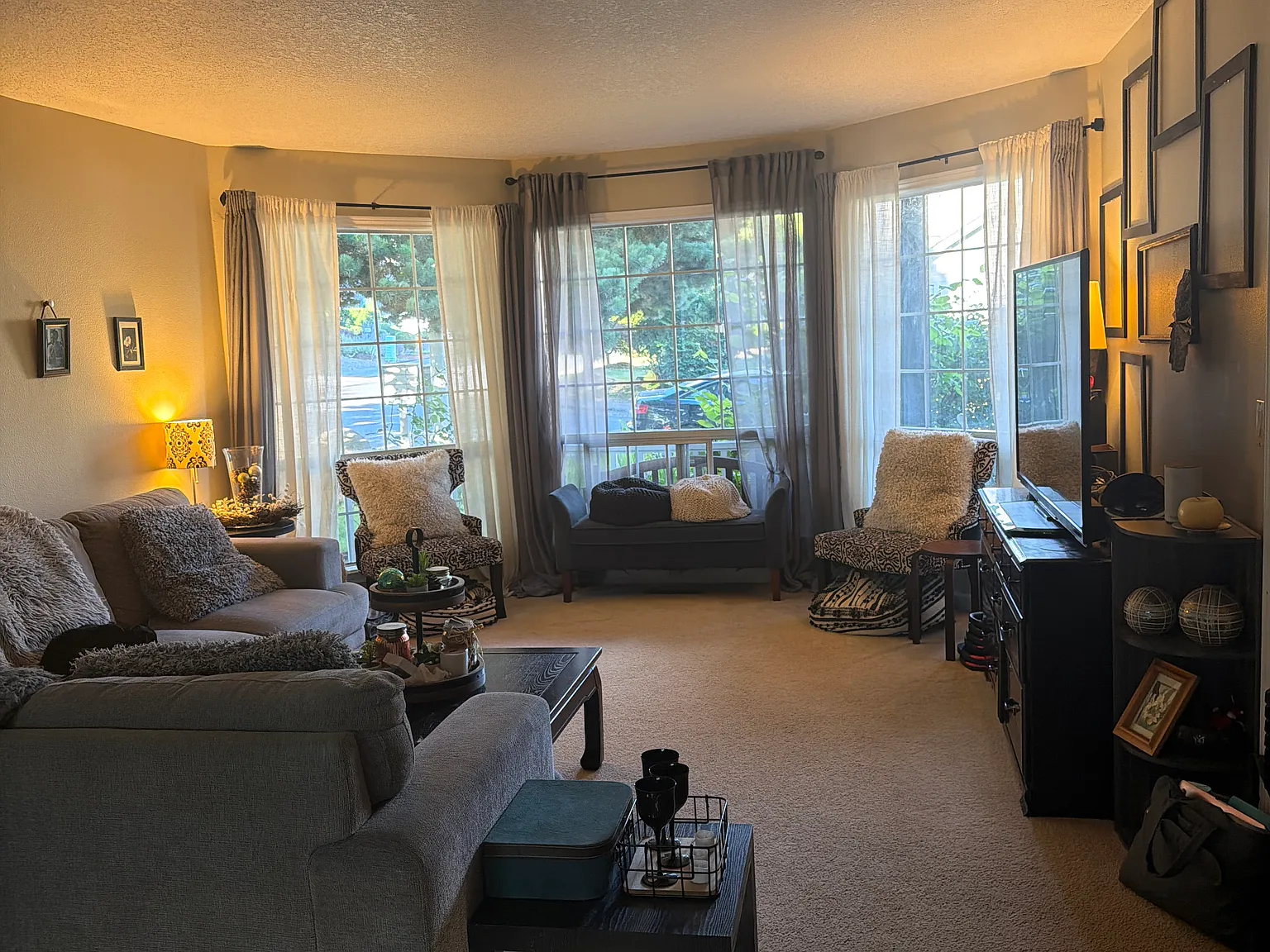 4 bed, 2.5 bath, 2618 sqft, $3,500 — Photo 2