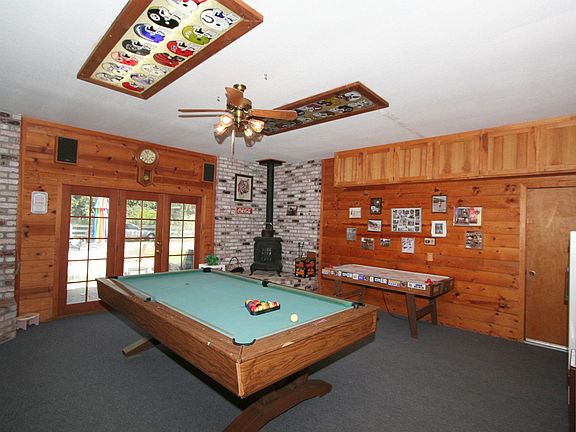 Huge game room w/ fireplace