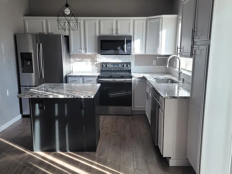 911 Foxtail Ct — Photo 5