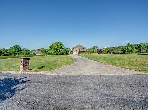 2nd image of 211 Chestnut Oaks Dr