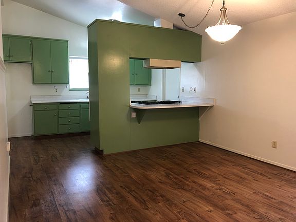 Kitchen & Dining area with breakfast bar
