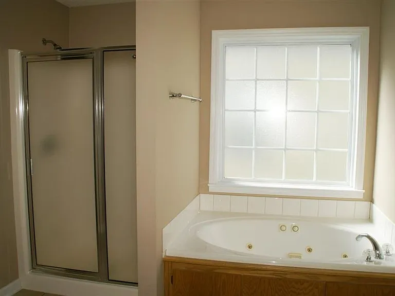 202 Riverview Dr — Photo 8