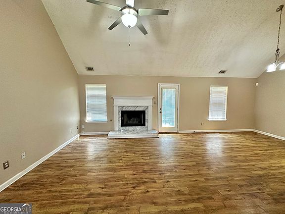 4th image of 30 Syracuse Ln