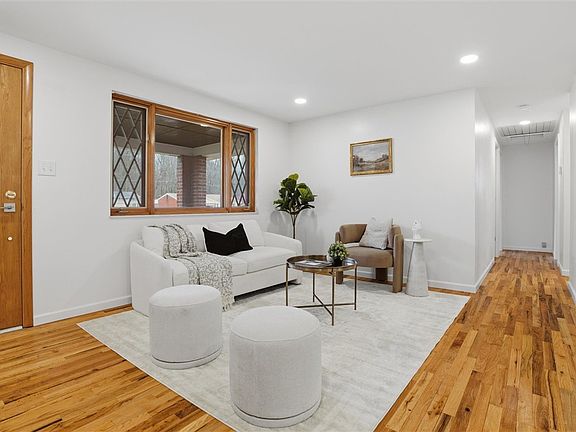 4th image of 3464 Pleasantvue Dr