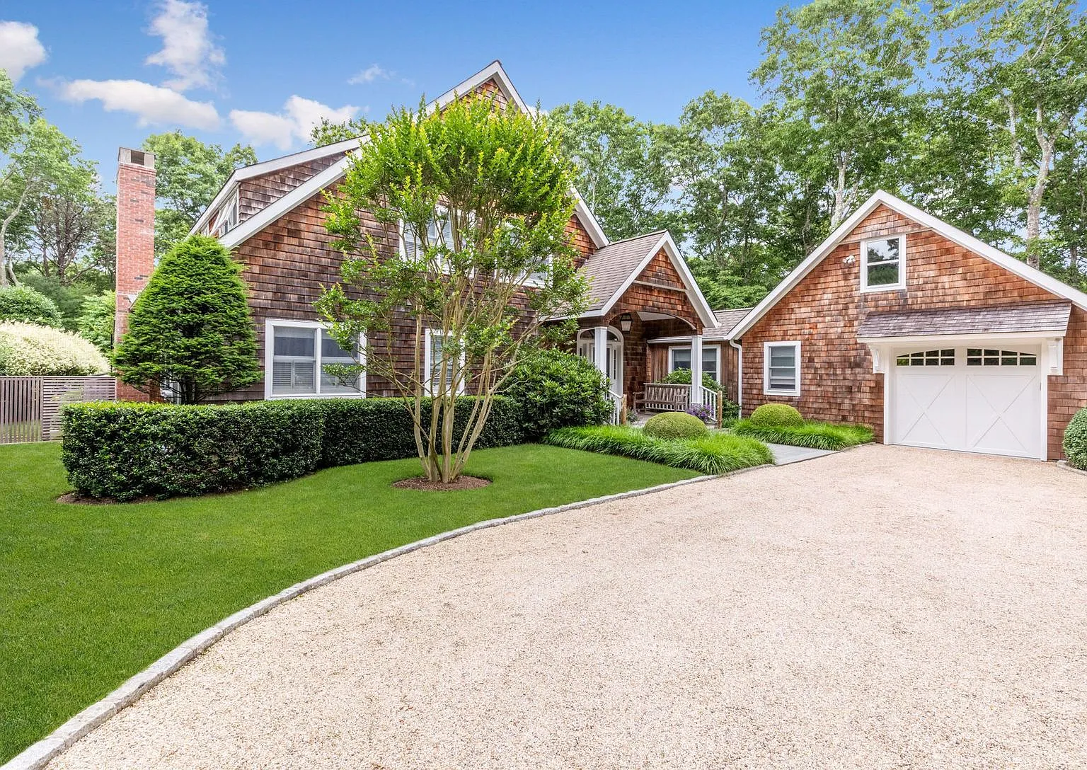 Wainscott 4 Bedroom Immaculate Traditional With Pool — Photo 1