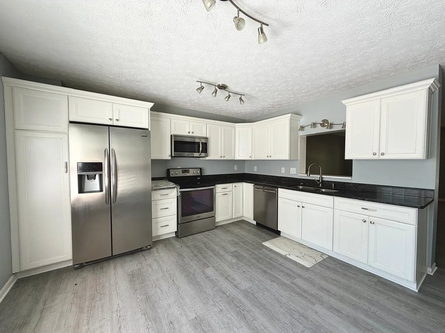 3 bed, 2520 sqft, $1,950 — Photo 4