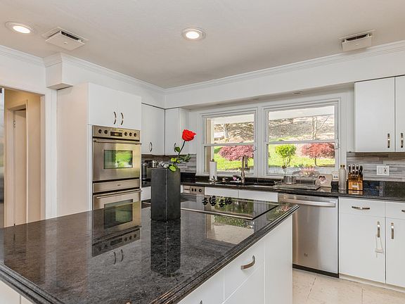 4th image of 6 Holly Ct