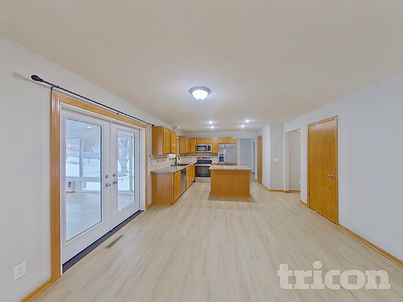 3rd image of 2202 Marilyn Ave