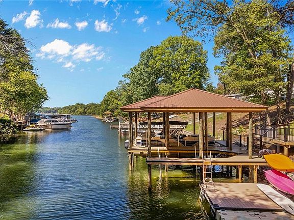 2nd image of 4496 Lake Dr