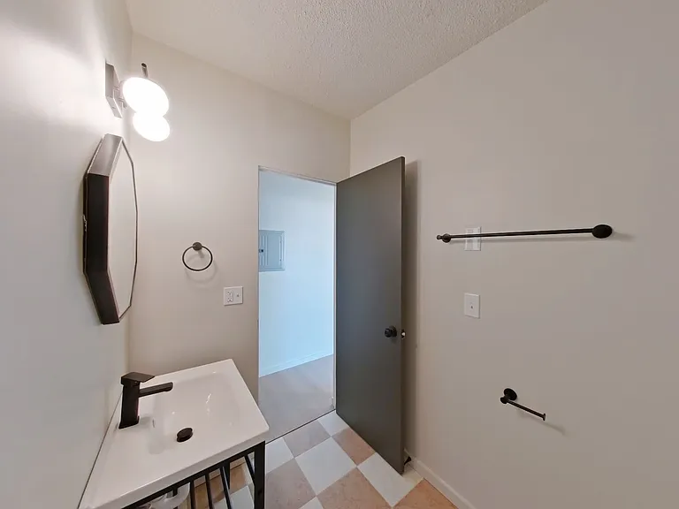 University Manor - Newly Renovated Units just a short walk from Campus! — Photo 93