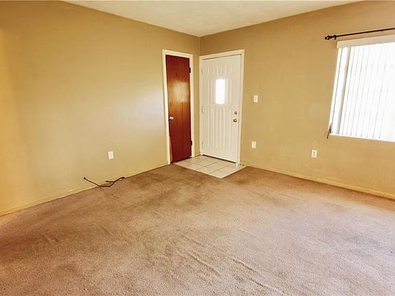 3rd image of 704 Avenue K SE