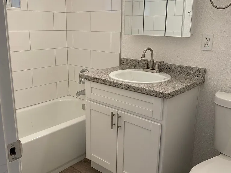 2425 W Turney Ave — Photo 10
