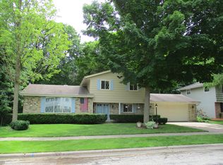 119 Laurel Dr S, West Bend, WI 53095