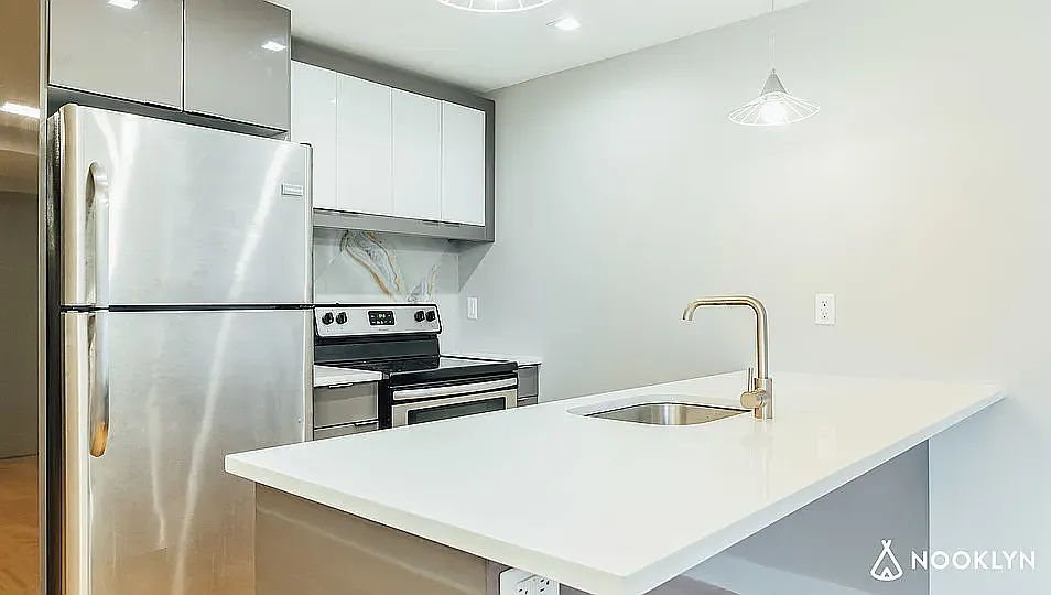 111 Erasmus St #15