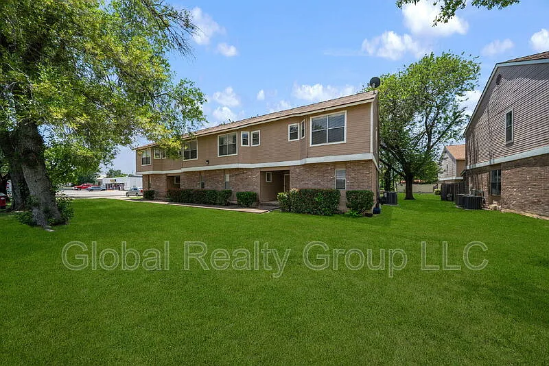 Building Photo - 909 Schertz Pkwy