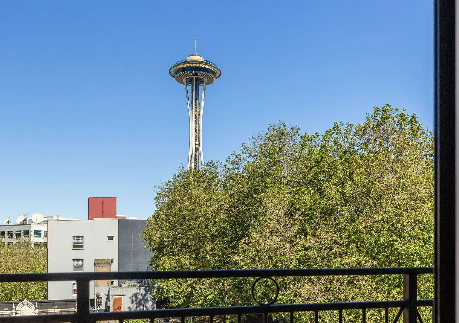 Top-Floor Montreux Condo for Rent Straight-On Space Needle Views in the Heart of Belltown — Photo 2