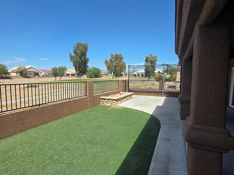 2121 E Desert Lakes Dr — Photo 38