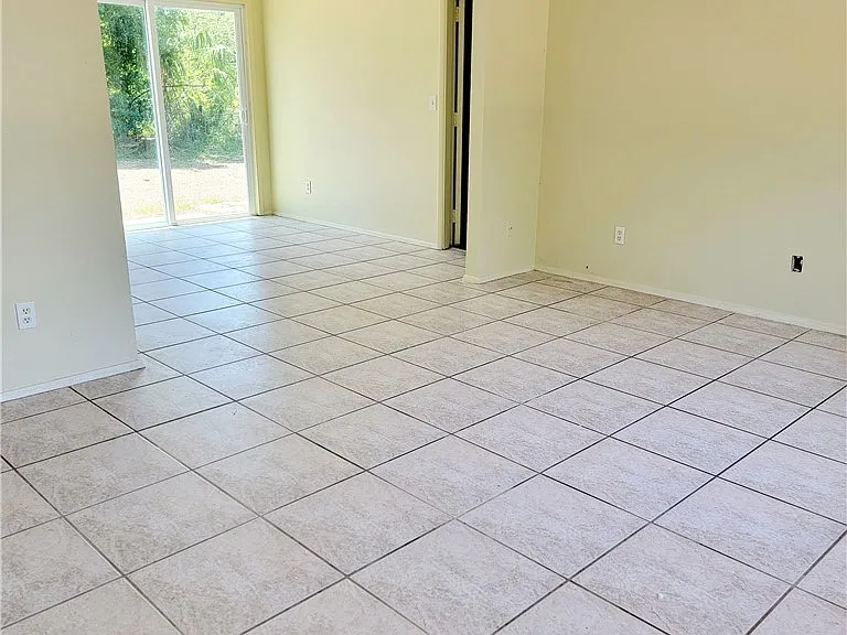 704 W Cleveland Ln — Photo 3
