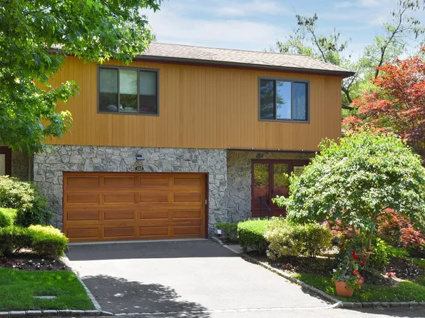 152 The Cres, Roslyn Heights, NY 11577
