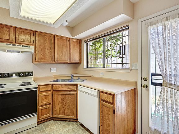 4th image of 2816 Enebro St NE