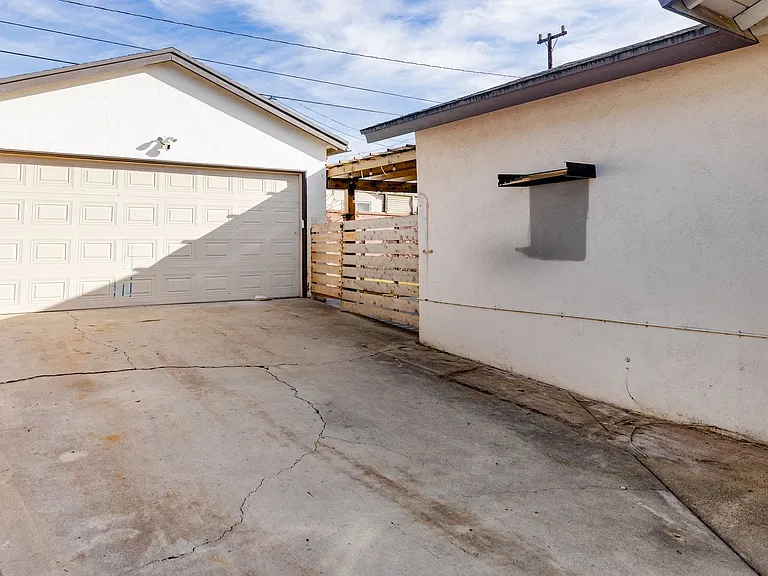10608 S 8th Ave — Photo 32